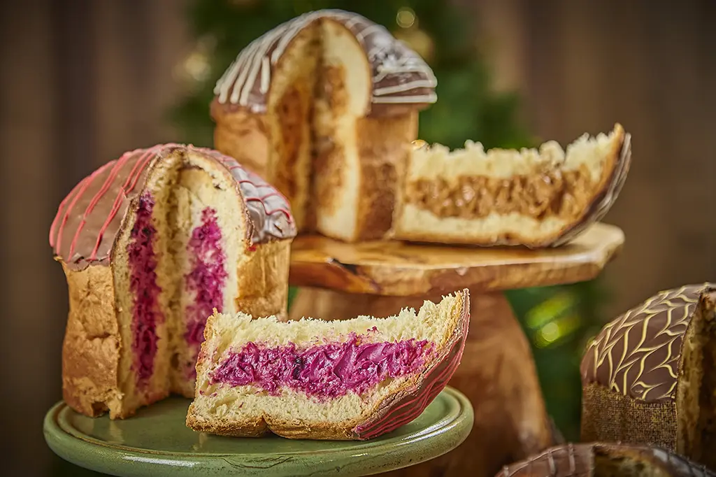 Panetone Frutas Vermelhas da Padaria Brasileira com cobertura de chocolate meio amargo e decoração vermelha.