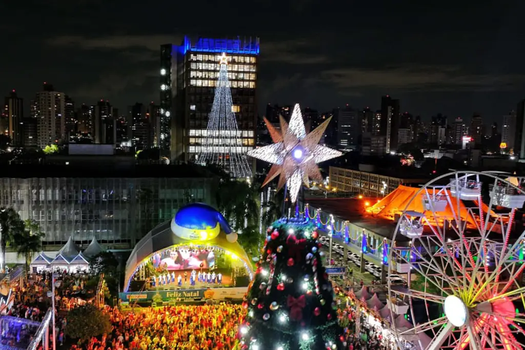 Papai Noel inaugura Paço Encantado em Santo André 1 Chegada do Papai Noel ao Paço Encantado em Santo André, com iluminação natalina e grande público presente.