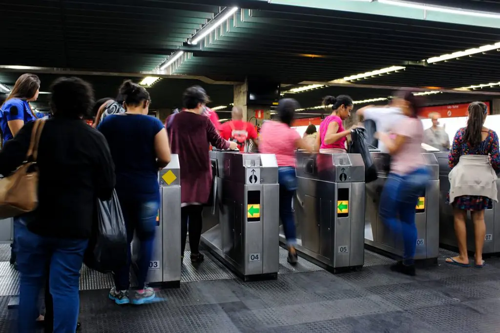 Passageiros embarcando em um trem da CPTM em São Paulo.