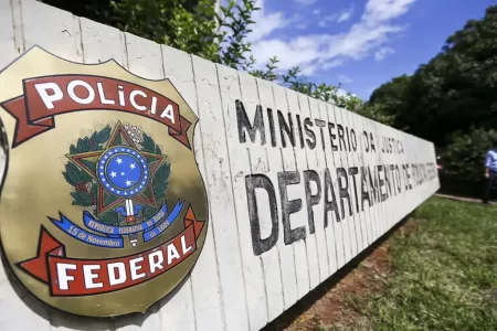 Placa com brasão da Polícia Federal em frente ao prédio do Ministério da Justiça, representando o início da investigação sobre emendas parlamentares de R$ 4,2 bilhões.