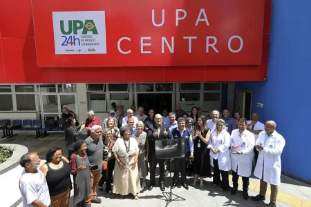 Autoridades municipais durante a inauguração oficial da UPA Centro em Diadema.