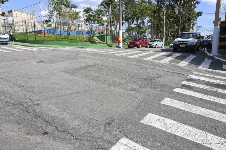 Máquinas de pavimentação trabalhando no recapeamento das vias da Vila Rica, em São Bernardo, durante o Programa Asfalto Novo.