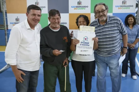 Prefeito Orlando Morando entrega escritura definitiva a moradores da Vila União, em São Bernardo.