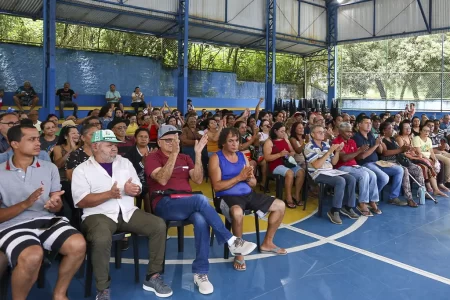 Prefeito Orlando Morando entrega escritura definitiva a morador de São Bernardo.