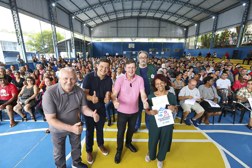 Prefeito Orlando Morando entrega escritura definitiva a morador de São Bernardo.