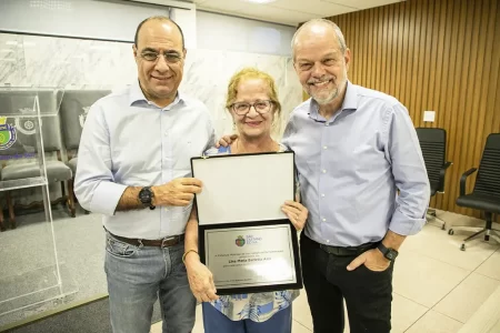 Homenagem à professora Lina Assi no Palácio da Cerâmica, com presença de autoridades como o prefeito José Auricchio e o prefeito eleito Tite Campanella.