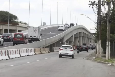 Viaduto do Complexo Santa Teresinha, em Santo André, liberado no sentido Mauá.