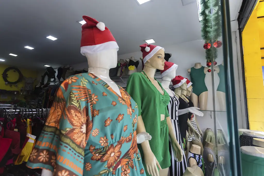 Consumidores fazendo compras durante as festas de fim de ano com dicas de segurança fornecidas pelo Procon Santo André.