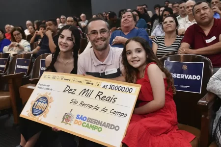 Prefeito Orlando Morando entrega prêmios do Programa Nota 1.000 na Pinacoteca de São Bernardo.