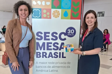 Representantes da Coop recebem homenagem pelo trabalho social realizado no programa Sesc Mesa Brasil, que combate a fome e desperdício alimentar.