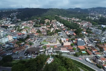 Munícipes participando de processos seletivos no Posto Atende Fácil em Ribeirão Pires.