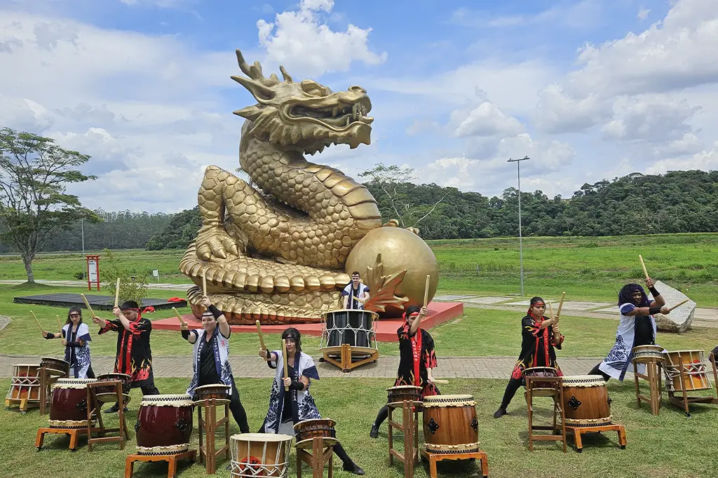 Monumento Dragão Kinryo no Parque Oriental, em Ribeirão Pires, com 17 metros de altura e design imponente.