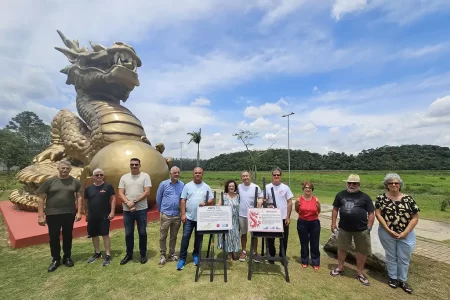 Monumento Dragão Kinryo no Parque Oriental, em Ribeirão Pires, com 17 metros de altura e design imponente.