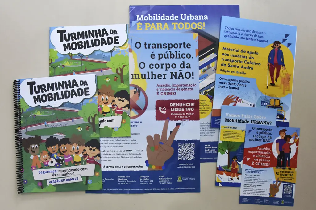 Distribuição de cartilhas de mobilidade em terminal de ônibus de Santo André, promovendo inclusão e respeito no transporte público.