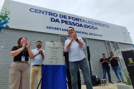 Interior do Centro de Fortalecimento da Pessoa Idosa em Santo André, com aparelhos modernos e espaço amplo.