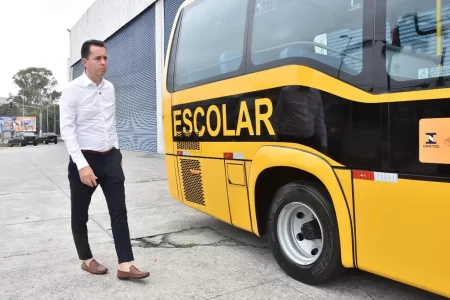 Novo micro-ônibus acessível adquirido pela Prefeitura de Santo André para transporte inclusivo de alunos com deficiência.