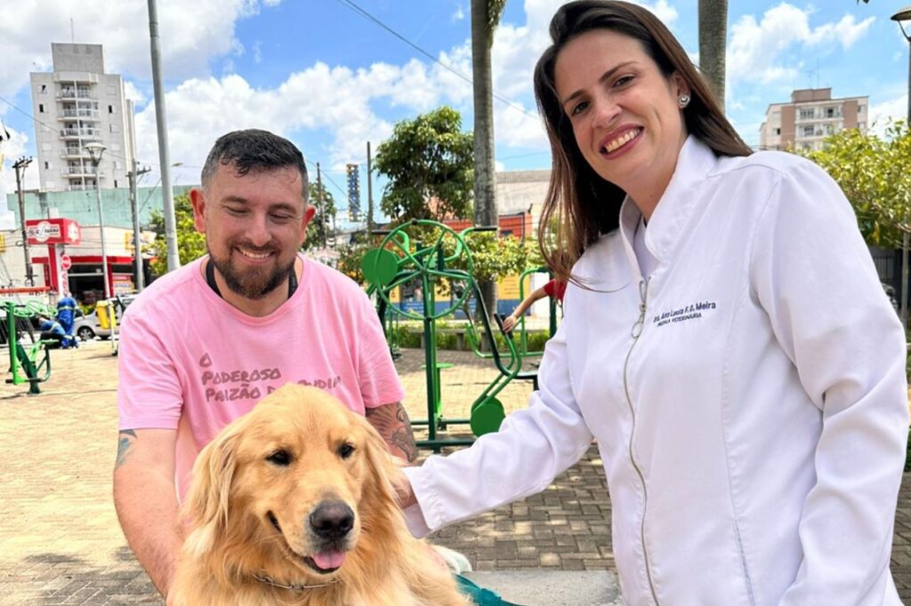 Treinador guiando um cão-guia em um ambiente público, simbolizando inclusão e acessibilidade.