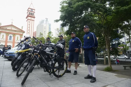 Prefeito Orlando Morando durante o lançamento da Patrulha de Natal 2024 em São Bernardo.