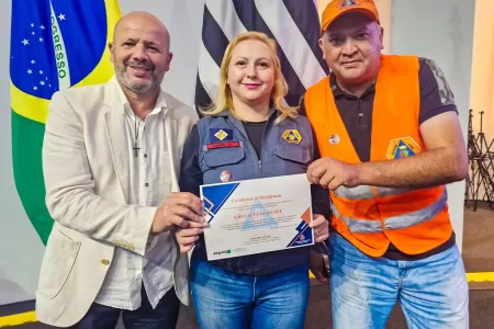 Certificado de Resiliência sendo entregue ao coordenador da Defesa Civil de São Caetano.