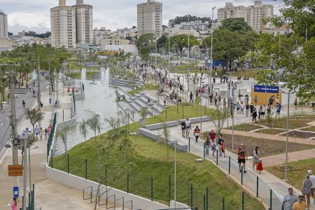 Inauguração do Parque Rei Pelé em São Caetano, com famílias e atrações de lazer e cultura.