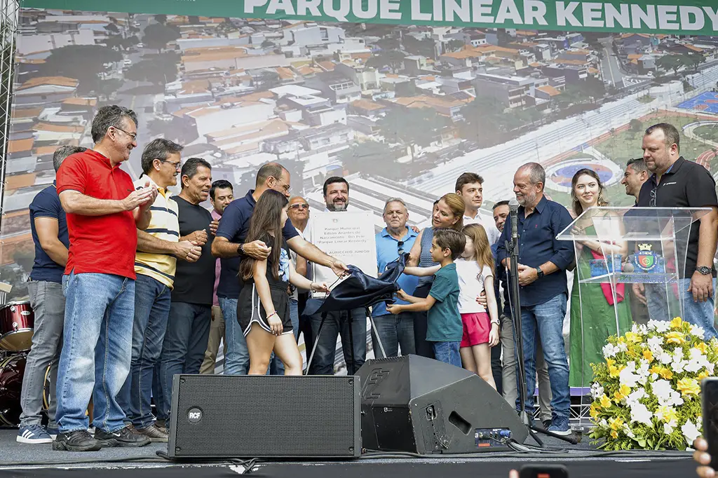 Inauguração do Parque Rei Pelé em São Caetano, com famílias e atrações de lazer e cultura.