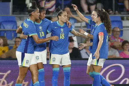 Jogadoras da seleção brasileira comemoram gol durante amistoso contra a Austrália no CBUS Stadium, em Gold Coast.