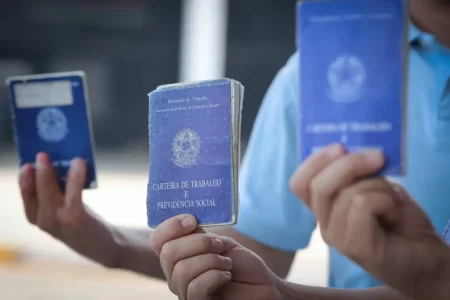 Fila de trabalhadores no Posto de Atendimento ao Trabalhador (PAT) em busca de vagas temporárias no estado de São Paulo.