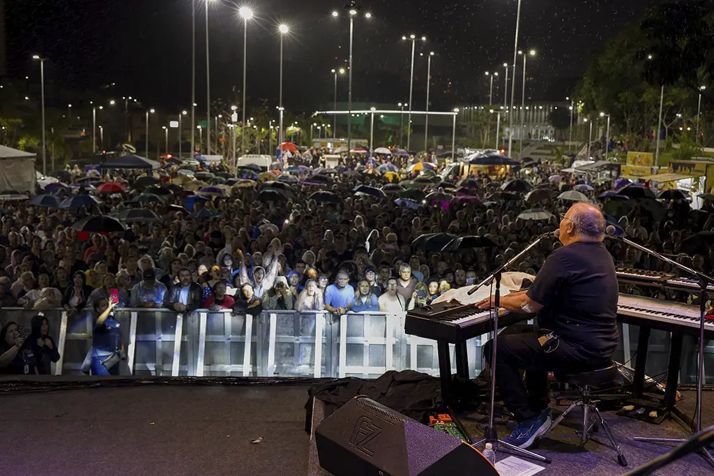 Apresentação de Guilherme Arantes durante o Show de Natal no Parque Rei Pelé, em São Caetano do Sul.