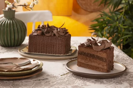 Imagem dos bolos Alpino e Ganache de Limão da Sodiê Doces em promoção para o mês de dezembro.