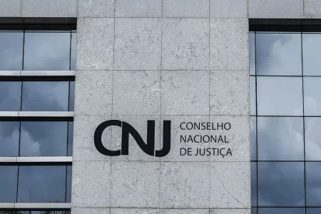 Sede do Tribunal de Justiça do Mato Grosso com destaque para decisão do CNJ sobre auxílio-alimentação.