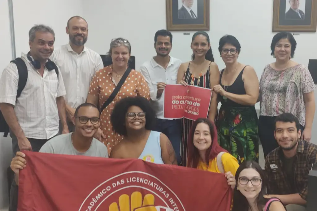 Conselho Universitário da UFABC durante reunião para aprovação do curso de Pedagogia em resposta à demanda regional do Grande ABC.