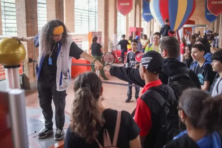 Estudantes e educadores durante visita interativa ao Museu Catavento, promovida pela Unipar.