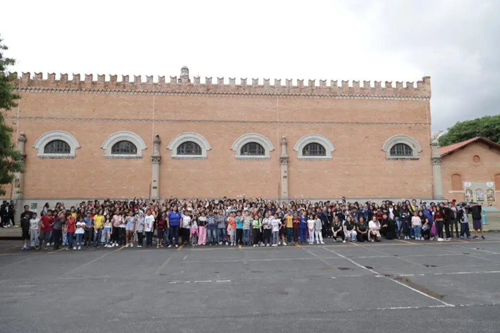 Estudantes e educadores durante visita interativa ao Museu Catavento, promovida pela Unipar.