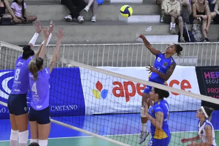 Equipe de vôlei feminino da AA São Caetano em treino antes da estreia na Superliga B.