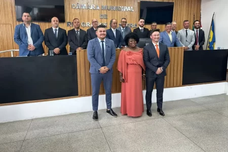 Prefeito Akira Auriani e vice-prefeita Vilma Marcelino durante a cerimônia de posse na Câmara Municipal de Rio Grande da Serra.