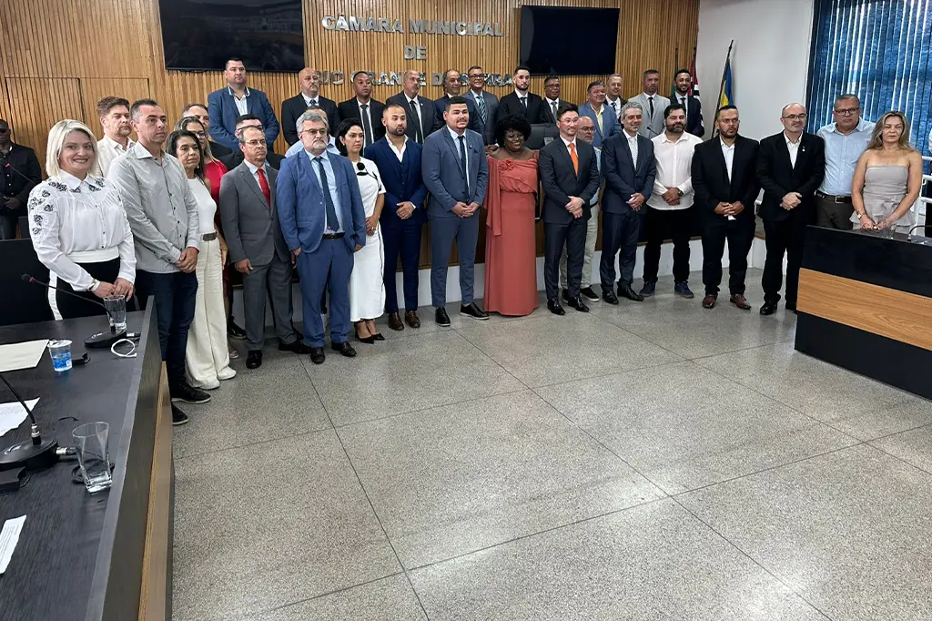 Prefeito Akira Auriani e vice-prefeita Vilma Marcelino durante a cerimônia de posse na Câmara Municipal de Rio Grande da Serra.