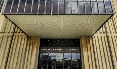 Banco Central eleva taxa Selic para 13,25% em resposta à inflação