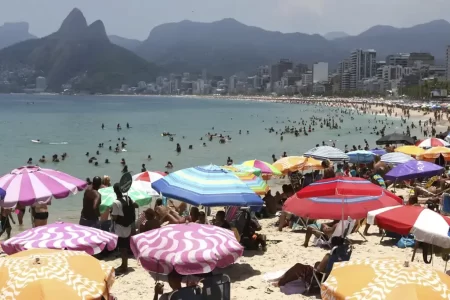 Carnaval em março anima ambulantes, bares e turismo no Rio de Janeiro