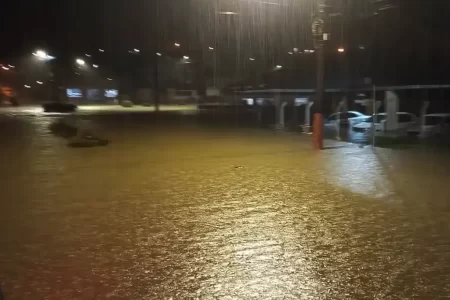 Chuva intensa causa caos em Santa Catarina e quatro cidades decretam emergência