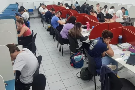 Cursinho Singular Anglo promove concurso de bolsas