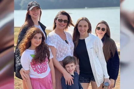 Dani Stolai conta como faz para viajar com a família de cinco filhos sem estresse