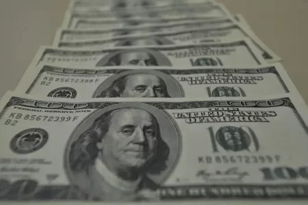 Dólar cai para R$ 6,024 e bolsa sobe 2,81% com otimismo no mercado global