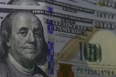 Dólar fecha a R$ 5,94 após anúncios de Trump; Ibovespa recua com mineradoras