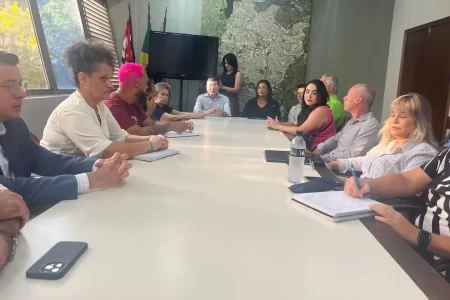 Prefeito Taka Yamauchi em reunião com secretários municipais durante o início de sua gestão em Diadema.