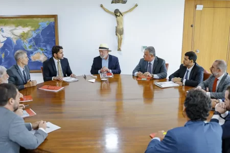 Reunião no Palácio do Planalto liderada pelo presidente Lula para discutir notificação à Meta sobre mudanças no controle de conteúdo.