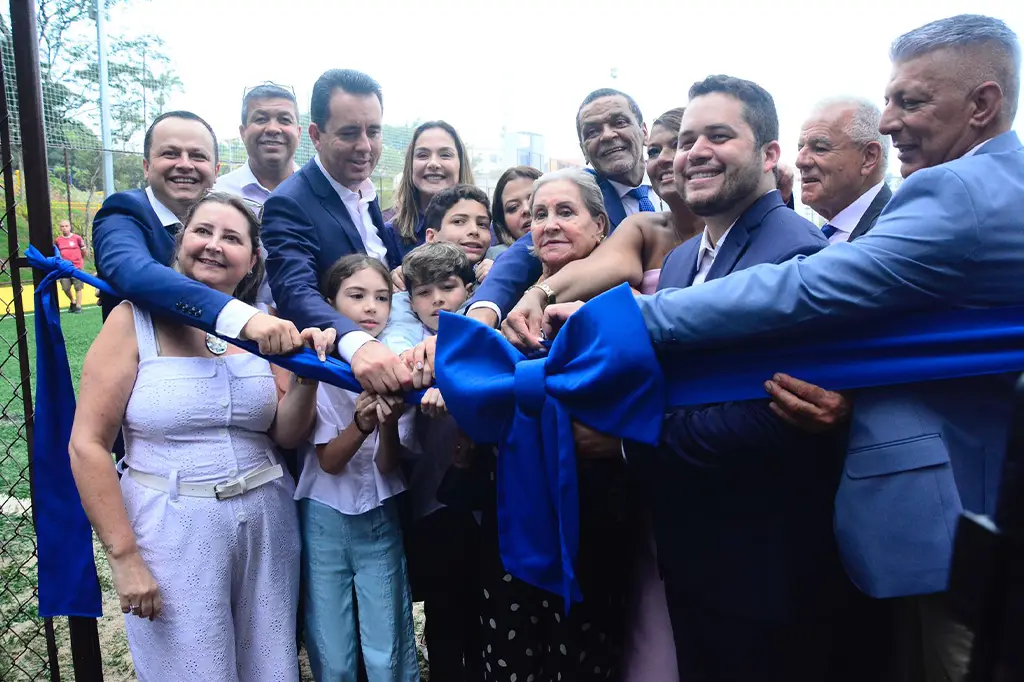 Inauguração da Praça de Esportes Florindo Galhardo, com destaque para o campo de grama sintética e áreas de convivência.