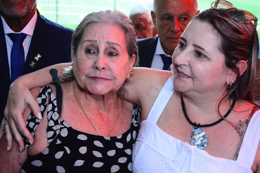 Inauguração da Praça de Esportes Florindo Galhardo, com destaque para o campo de grama sintética e áreas de convivência.