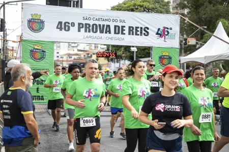 Atletas na largada da Prova de Reis de São Caetano do Sul, com banners ao fundo destacando a edição 2025.