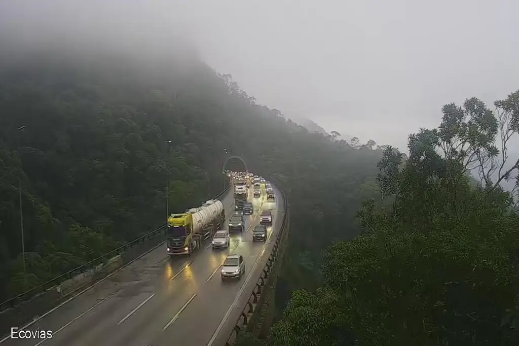 Operação Comboio e congestionamentos marcam o início da tarde no Sistema Anchieta-Imigrantes