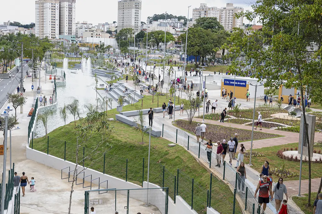 Vista do Parque Linear Kennedy - Rei Pelé em São Caetano do Sul, com academia ao ar livre, quadras esportivas e pista de skate.